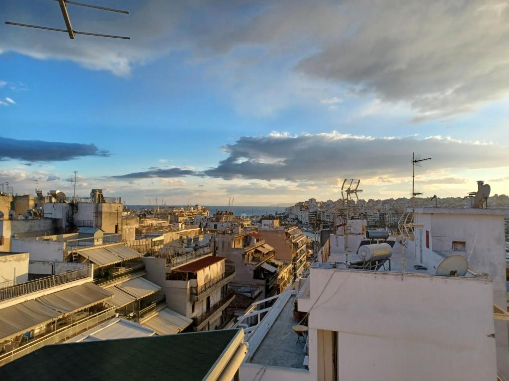 Nespecifikovaný výhled na destinaci Pireus nebo výhled na město při pohledu z apartmánu