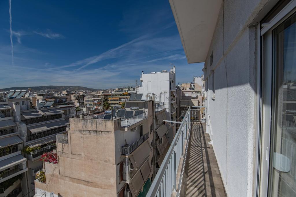 Nespecifikovaný výhled na destinaci Pireus nebo výhled na město při pohledu z apartmánu