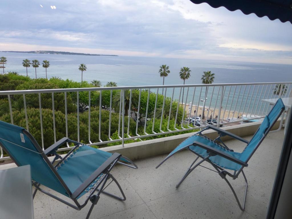 2 Stühle und ein Tisch auf dem Balkon mit Meerblick in der Unterkunft Superbe vue mer à 50 mètres des plages in Cannes