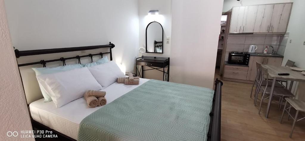 1 dormitorio con 1 cama grande y cocina en Η Αρμενόπετρα, en Yerolimin