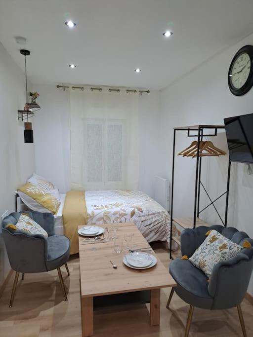 une chambre avec un lit, une table et des chaises dans l'établissement Sweet / Circuit 24h / Moto GP / Antares / Oasis - centre des expositions / Boulerie Jump, au Mans