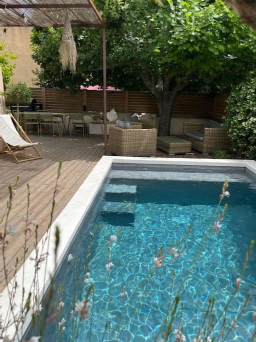 - une piscine avec une personne dans l'eau dans l'établissement Maison Provençale à Eguilles, à Éguilles