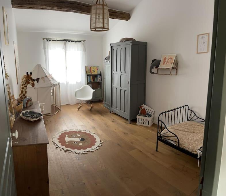 uma sala com um quarto com uma cama e uma mesa em Maison Provençale à Eguilles em Éguilles