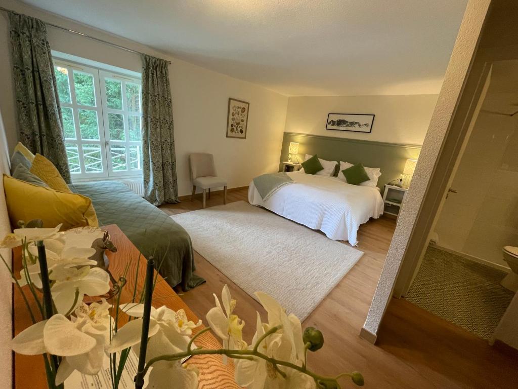 - une chambre avec un lit blanc et une fenêtre dans l'établissement Fonsegre Chambres d'Hôtes, à Magny-Cours