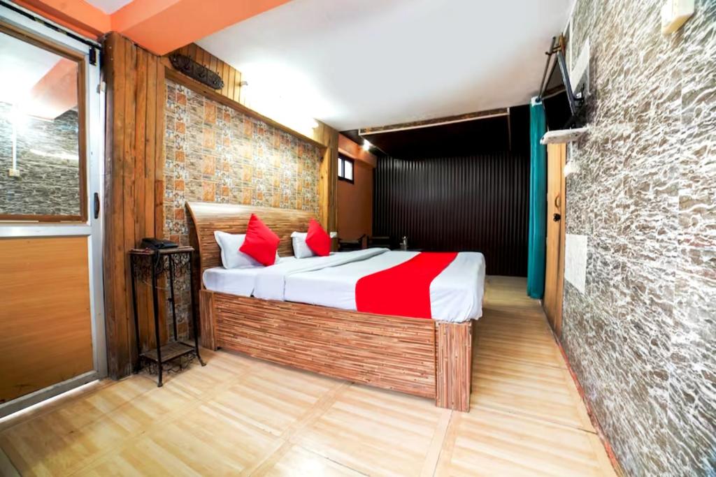 - une chambre avec un grand lit dans l'établissement Goroomgo Long View Retreat Nainital, à Nainital