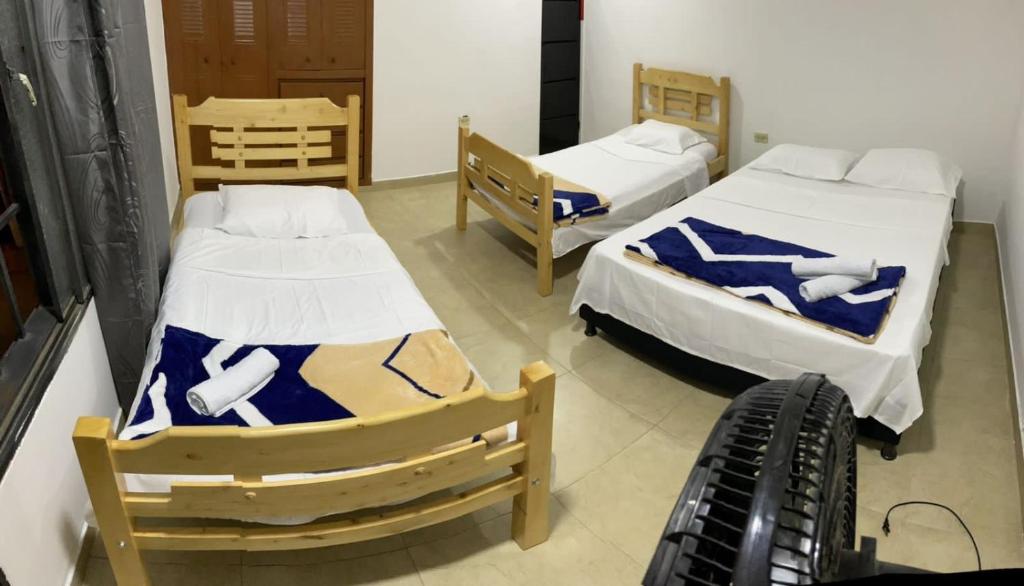 Zimmer mit 2 Betten und 2 Stühlen in der Unterkunft Casa Emma in Rivera