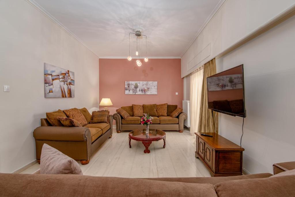 un soggiorno con 2 divani e una TV di Marina Zeas Classyhub a Pireo