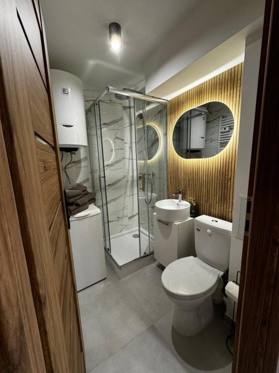 uma casa de banho com um WC e um chuveiro em Apartament na Orkana em Rabka-Zdroj