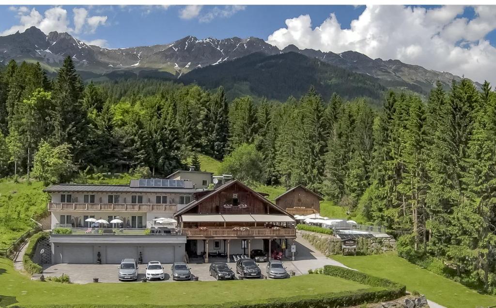 uma vista aérea de um edifício com carros estacionados em frente em Sweet Cherry - Boutique & Guesthouse Tyrol em Innsbruck