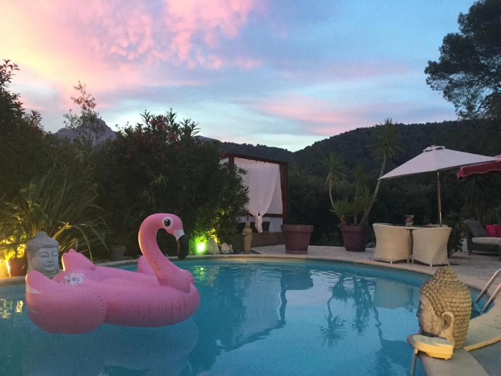 um flamingo rosa flutua numa piscina em Villa Vence em Vence