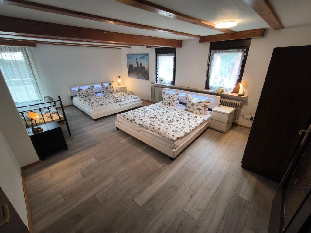 多森海姆的住宿－Mühltal Guesthouse，卧室享有空中景致,配有两张床