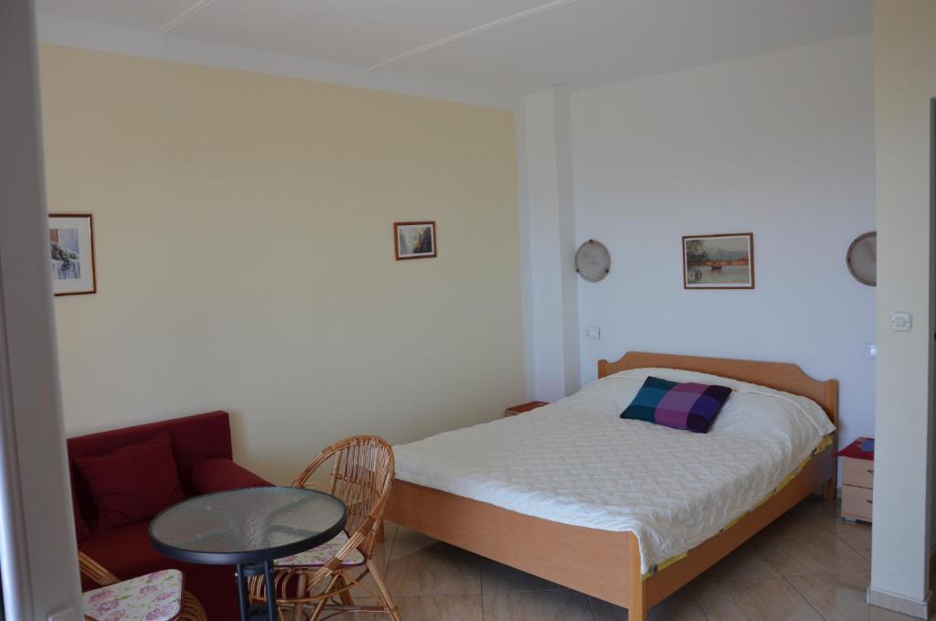Postel nebo postele na pokoji v ubytování Apartments Lončar