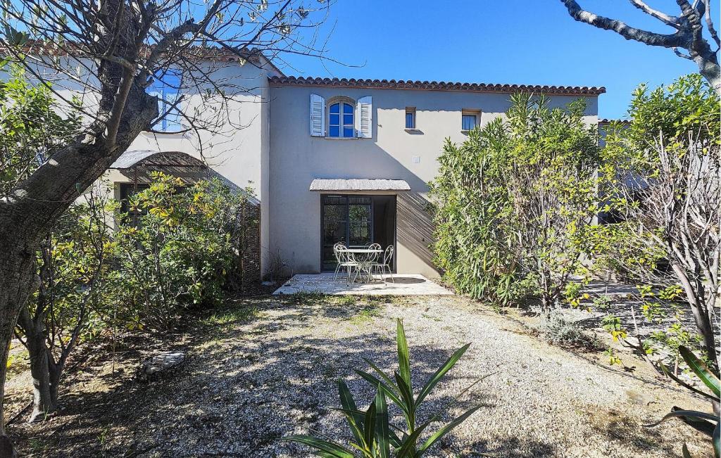 une maison blanche avec une table devant elle dans l'établissement Stunning Home, à Saint-Laurent-de-la-Cabrerisse
