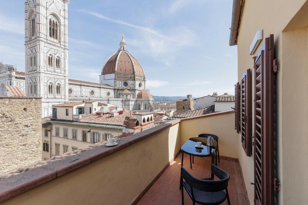 uma varanda com vista para uma catedral em Duomo View Apartment em Florença