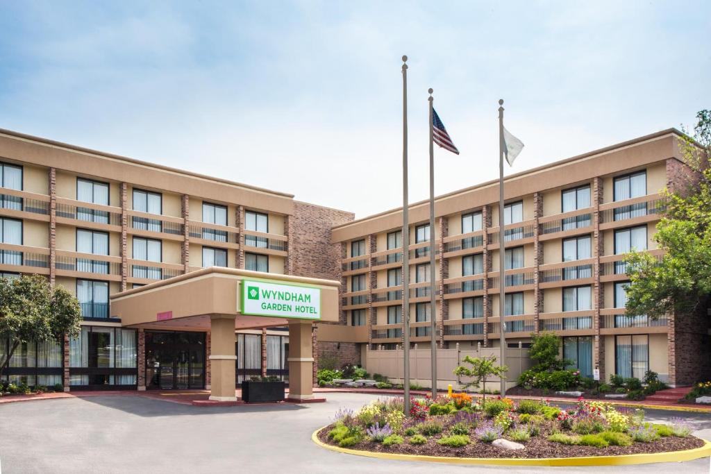 an exterior view of the dunnington hotel at Wyndham Garden Schaumburg Chicago Northwest in Schaumburg