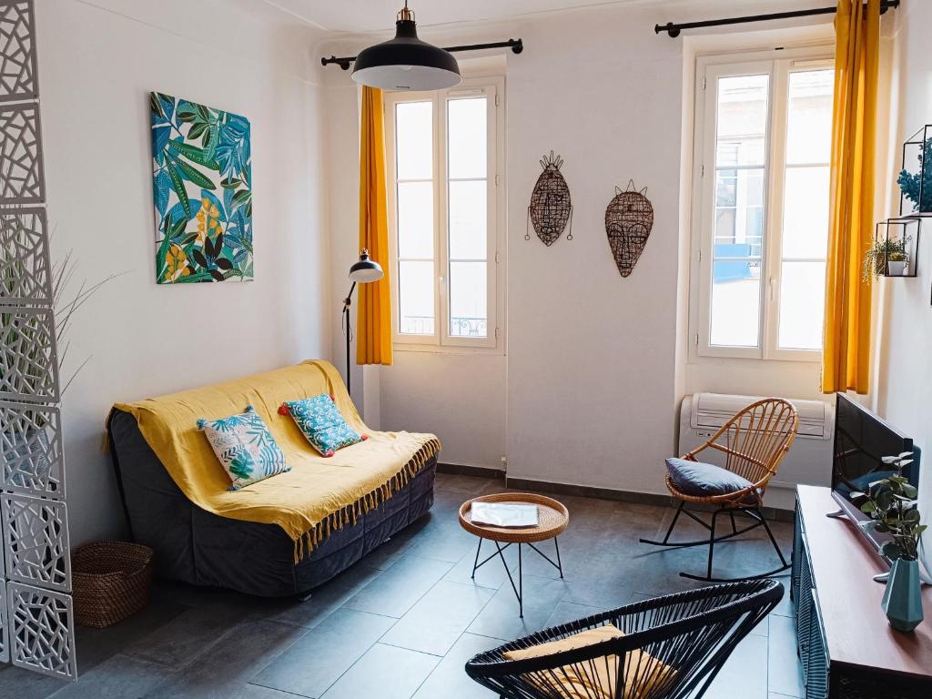 un salon avec un canapé et deux chaises dans l'établissement Grand 2 pièces rénové climatisé, vieil Antibes, proche port, à Antibes