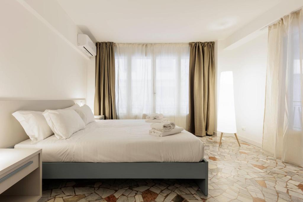 um quarto com uma cama com um urso de peluche em Giordano Luxury Home em Florença