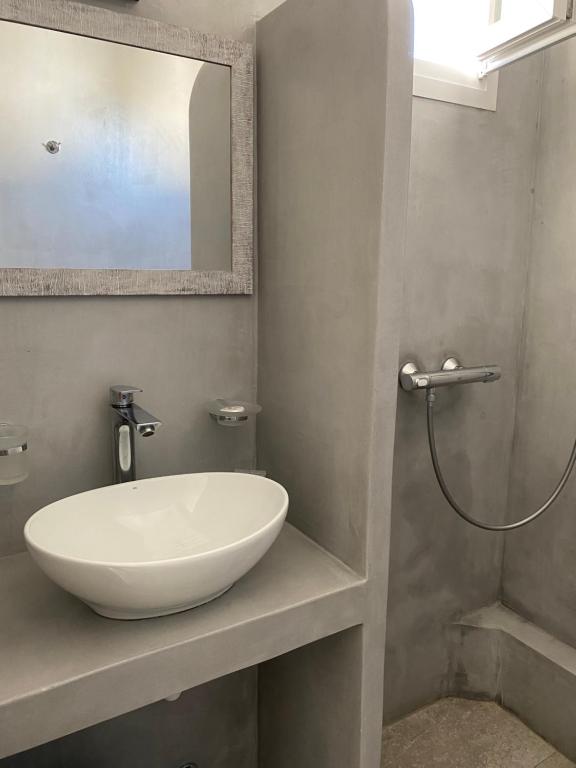 Koupelna v ubytování Alkyon Hotel