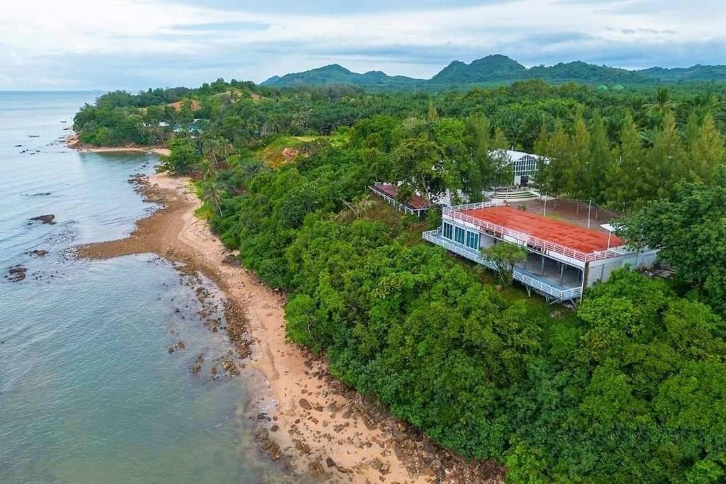 にあるภูผาหน้าเล PhuPha-NaLay Cafe'n Campingの海岸の家屋空見