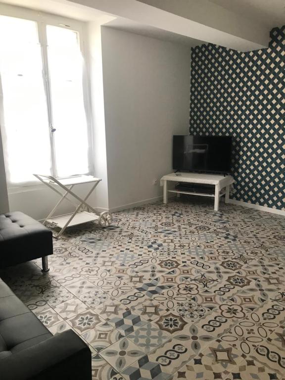 Una televisi&oacute;n o centro de entretenimiento en Maison cosy au pied du ch&acirc;teau