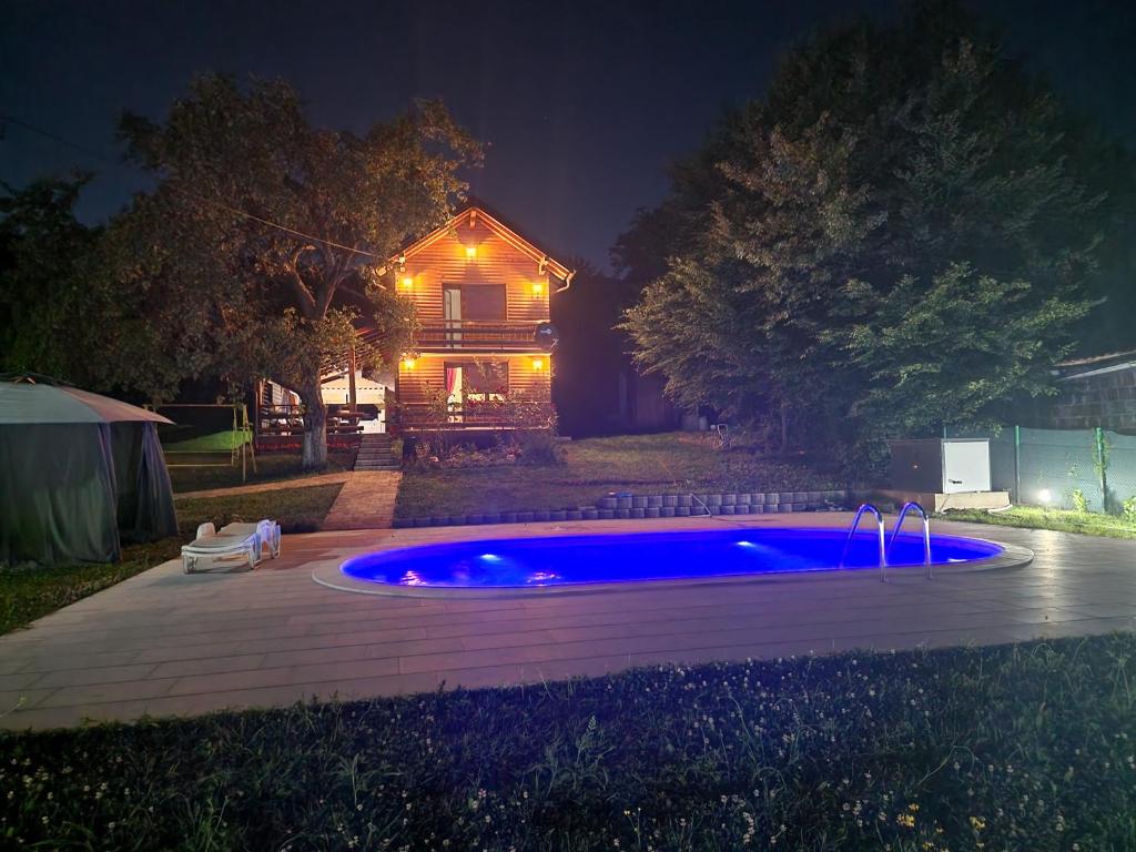 una piscina frente a una casa por la noche en Vikendica Stjepanović, en Teslić