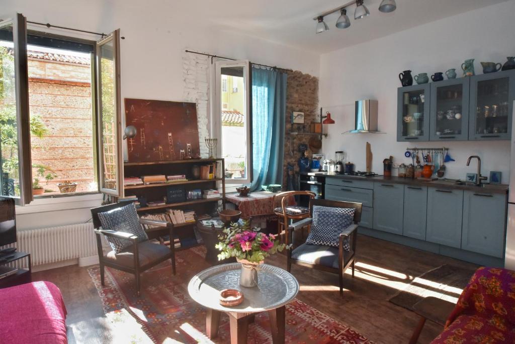 uma sala de estar com mesa e cadeiras em La Maison d'Elysa em Perpignan