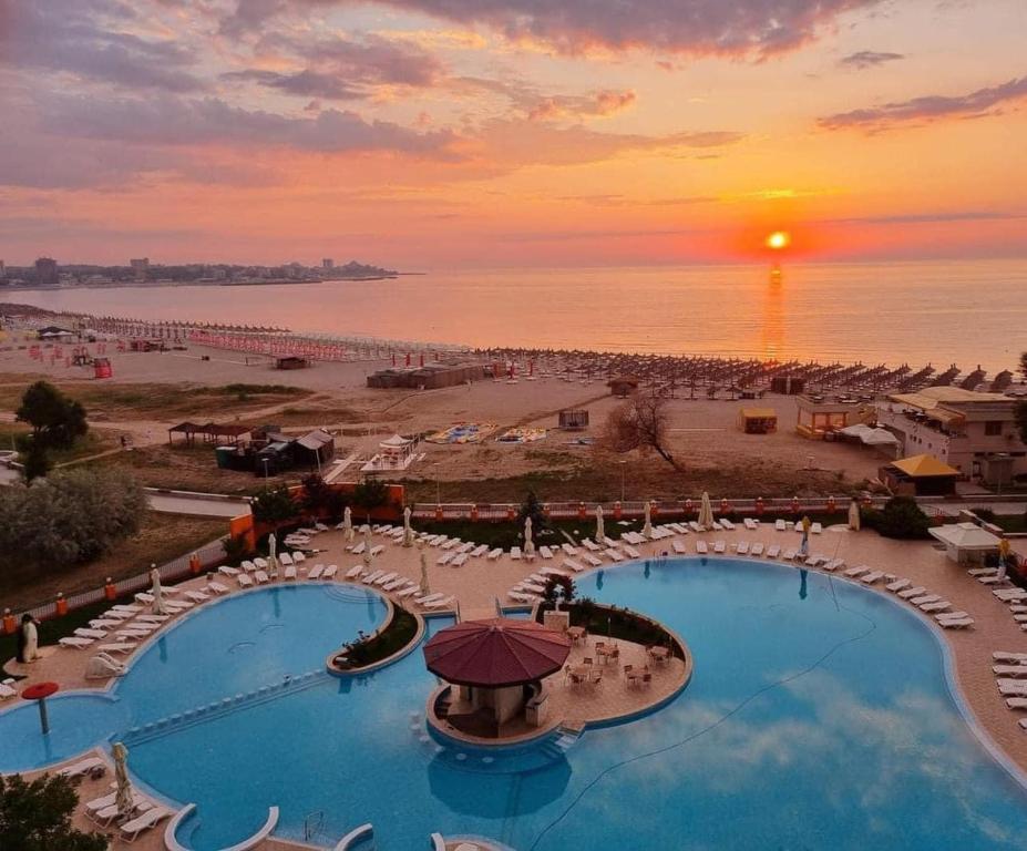 Blick auf ein Resort mit Pool und Strand in der Unterkunft Hotel AquaPark Balada Saturn - ULTRA ALL INCLUSIVE in Mangalia