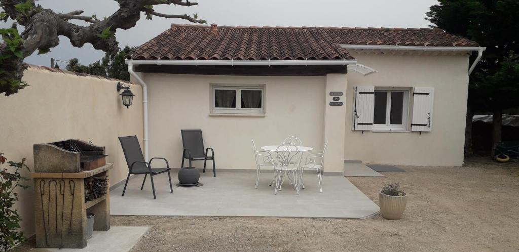 une terrasse avec des chaises et une table en face d'une maison dans l'établissement Bienvenue en Provence, à Monteux