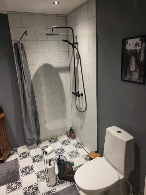 Koupelna v ubytování Hubane majake Kärdla südames ootab külalisi!
