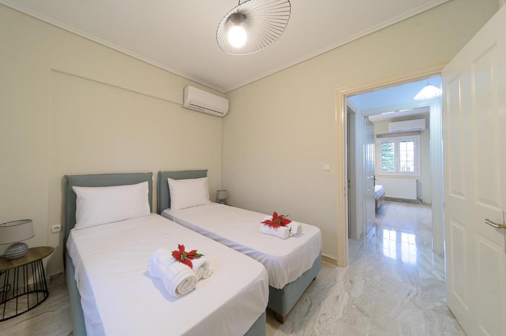 Posteľ alebo postele v izbe v ubytovaní Spyros Perigiali Houses