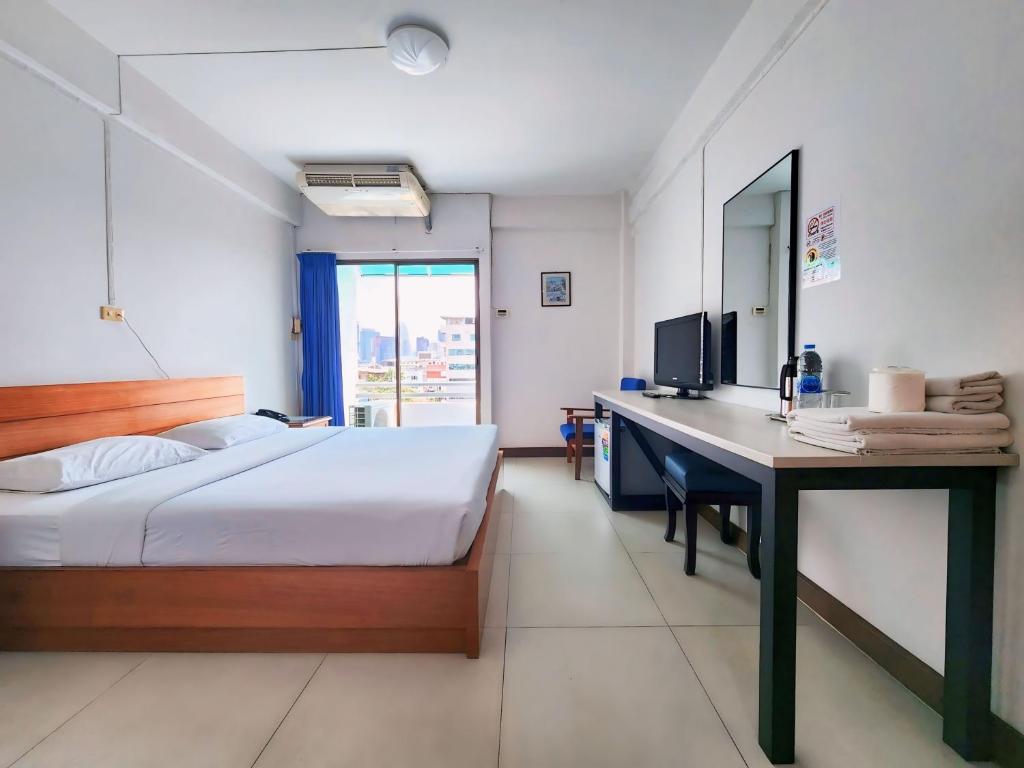 Postel nebo postele na pokoji v ubytování Siam Palace Hotel