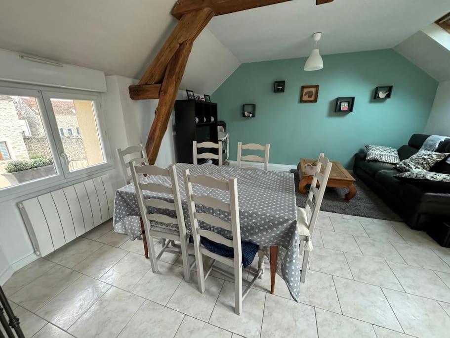 Le Clos de Jade - Maison individuelle - 3 chambres في نمور: غرفة معيشة مع طاولة وكراسي وأريكة