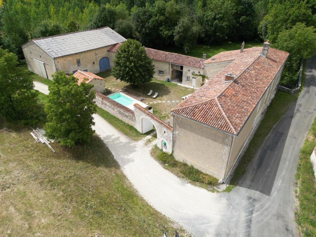 una vista aérea de una casa con piscina en Moulin de Bellicout, en Charmé