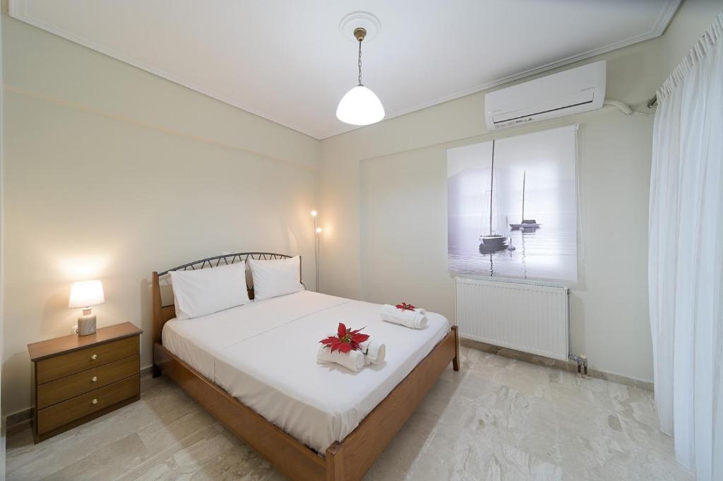 Posteľ alebo postele v izbe v ubytovaní Spyros Perigiali Houses
