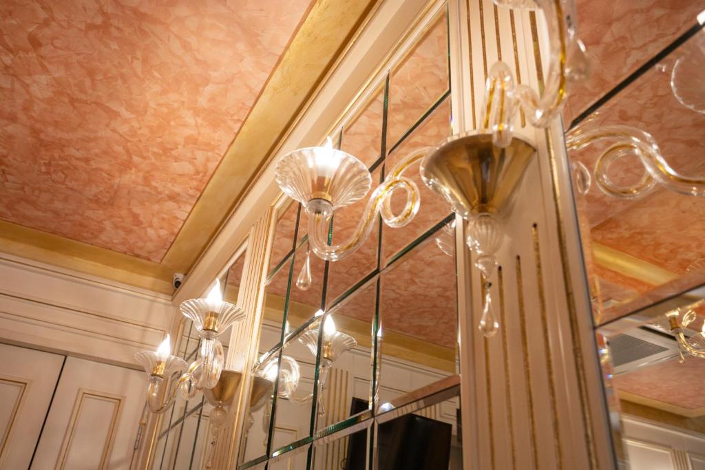 a bunch of chandeliers hanging from a ceiling at Duomo Boutique Hotel in Chioggia