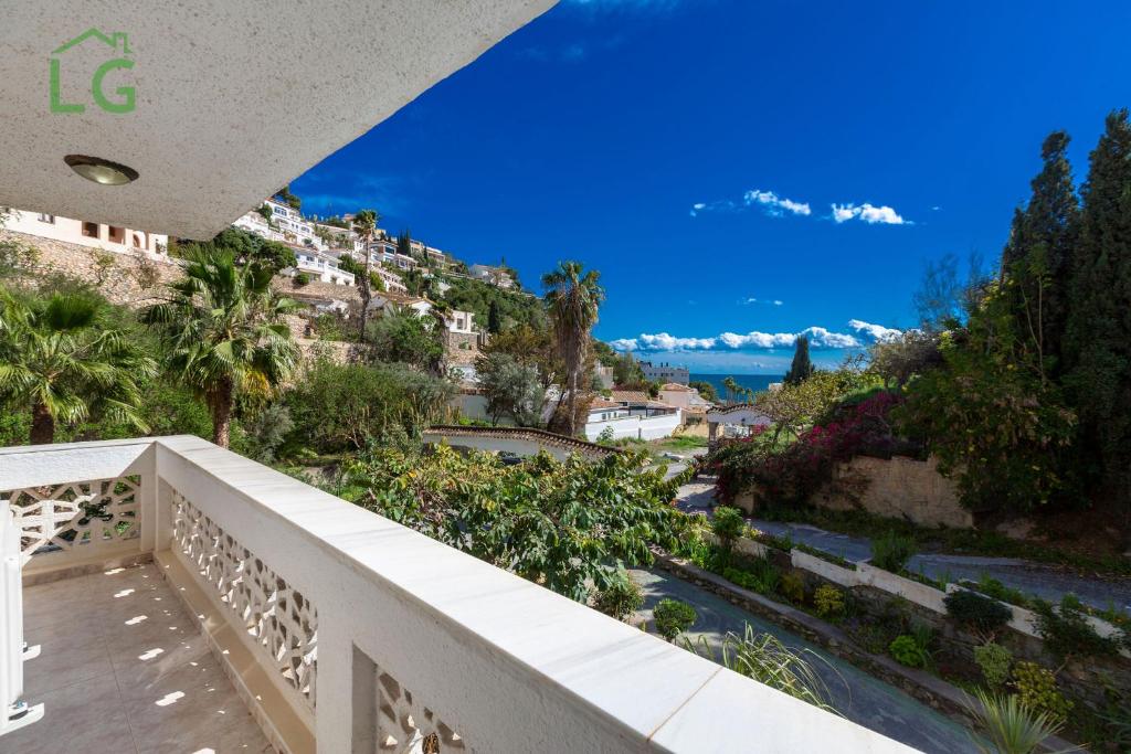un balcone con vista sull'oceano di COTOBRO - La Palmera Apt ad Almuñécar