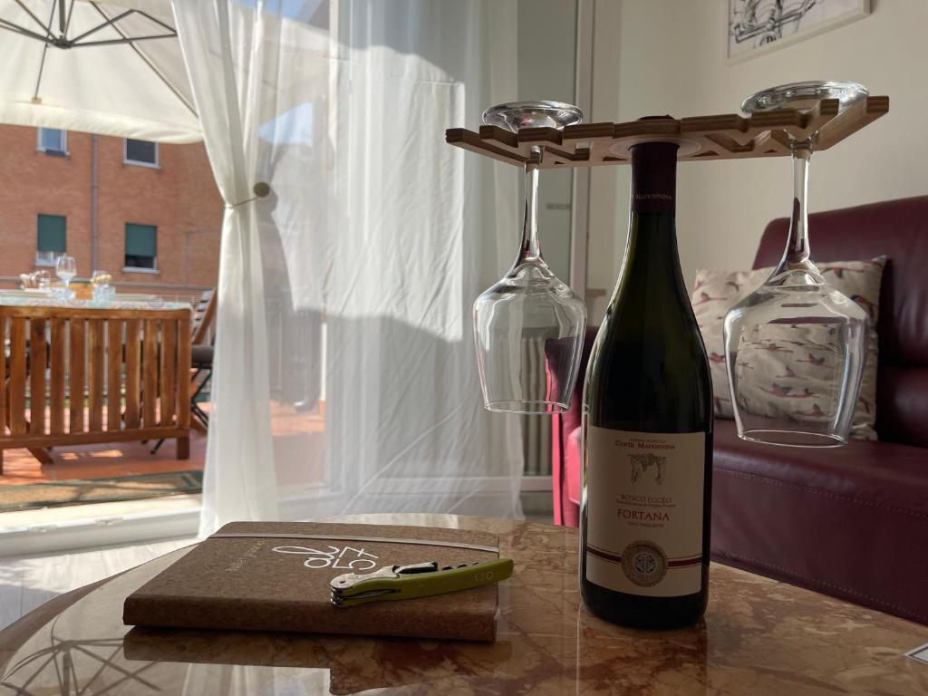 “Al 57”…. a quiet corner in Ferrara في فيرّارا: زجاجة من النبيذ وكأسين على الطاولة