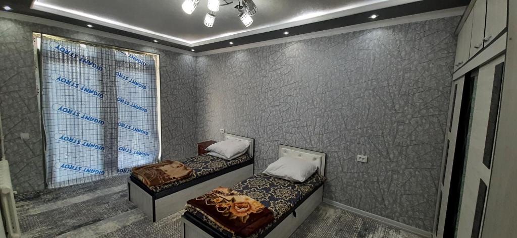 una camera con due letti e una finestra di Chilanzar-21, Tashkent a Tashkent