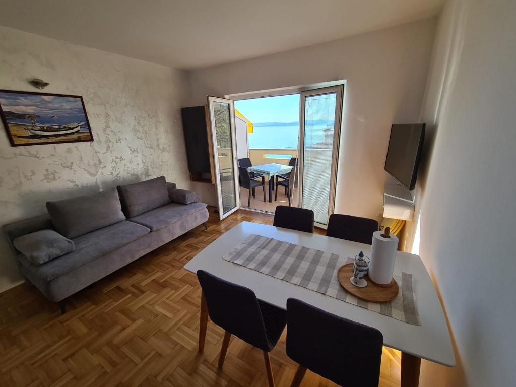 斯塔拉巴斯卡的住宿－Apartmani Cindrić，客厅配有沙发和桌椅