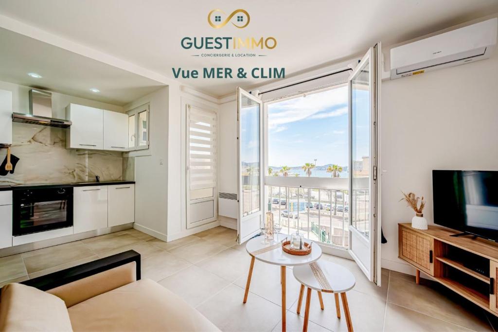 un salon avec un canapé et une télévision dans l'établissement Air-conditioned Apartment - Sea View Port, à Toulon