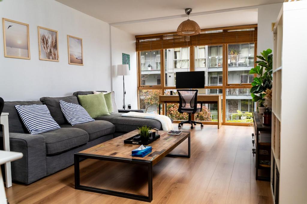 sala de estar con sofá y mesa en Stunning 1 bedroom appartment in Grand Cannal, en Dublín