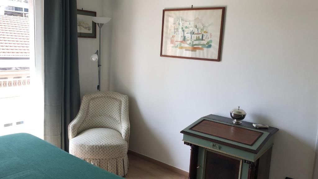 um quarto com uma cama, uma cadeira e uma mesa em LGM Charming Apartment em Nápoles
