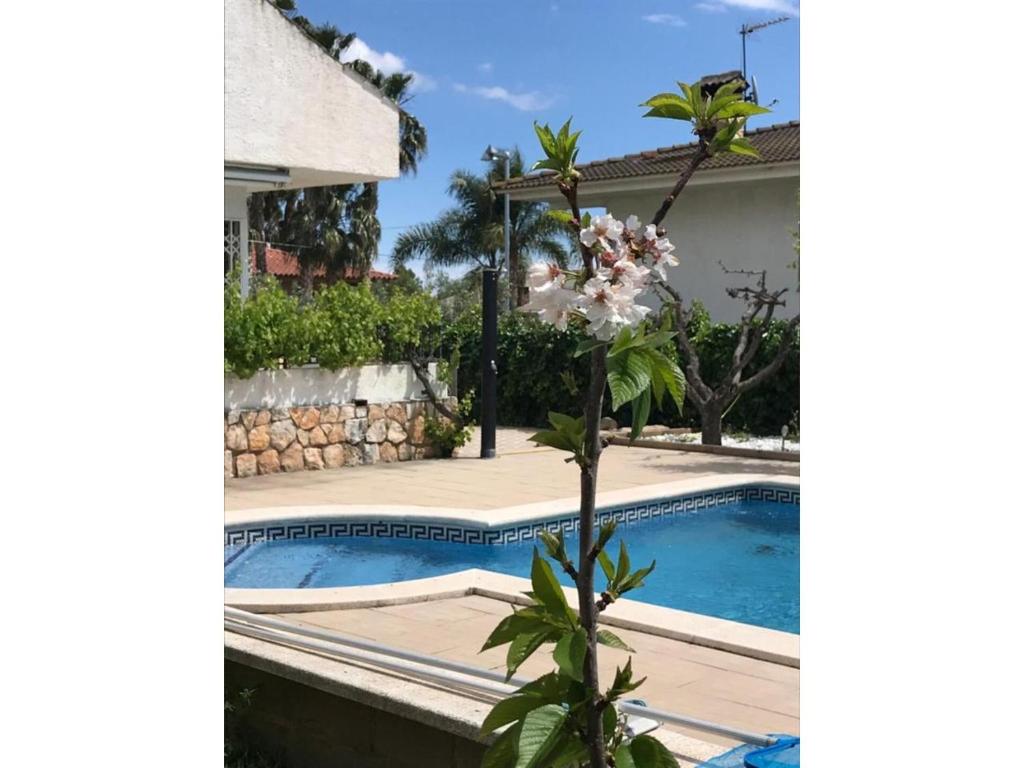 uma villa com uma piscina e uma casa em Villa Relax em Roda de Bará