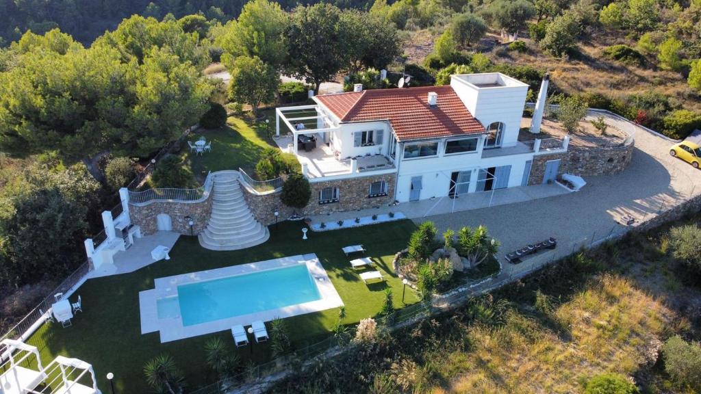 vista aerea di una casa con piscina di Villa Shambhala a San Bartolomeo al Mare