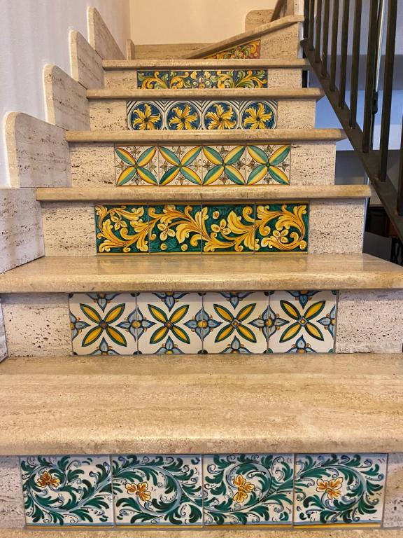 un escalier avec du carrelage coloré. dans l'établissement B&B Domus Candida, à Calatabiano