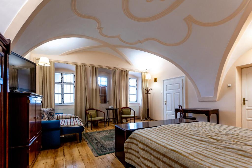 Habitación de hotel con cama y techo abovedado en Hotel Casa Wagner, en Sighişoara