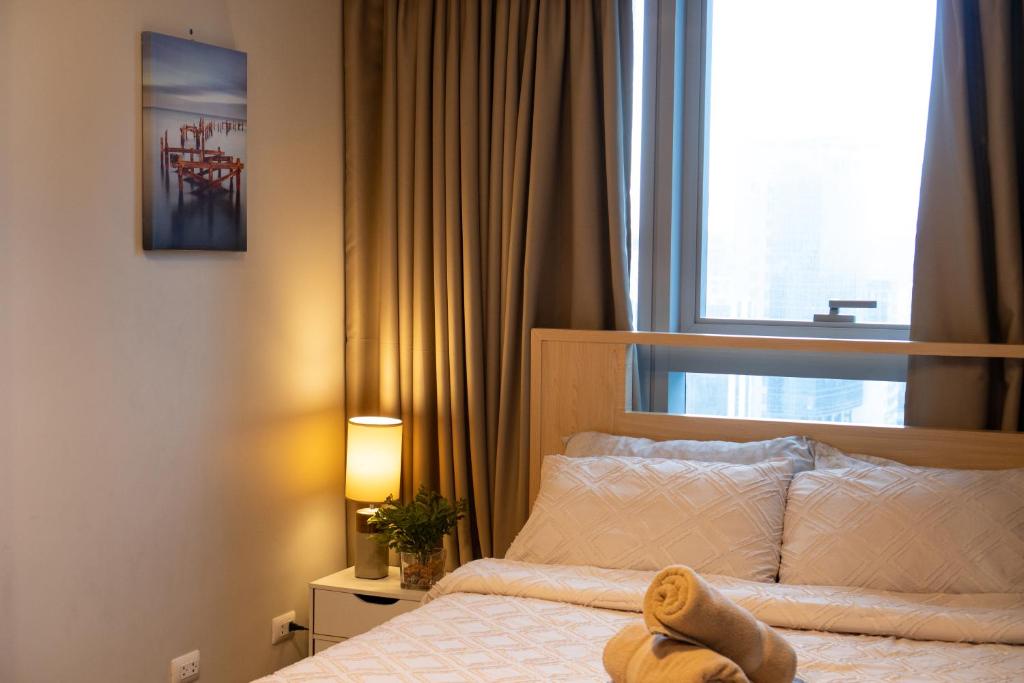 Katil atau katil-katil dalam bilik di BGC 3BR Uptown Parksuites with bathtub 16