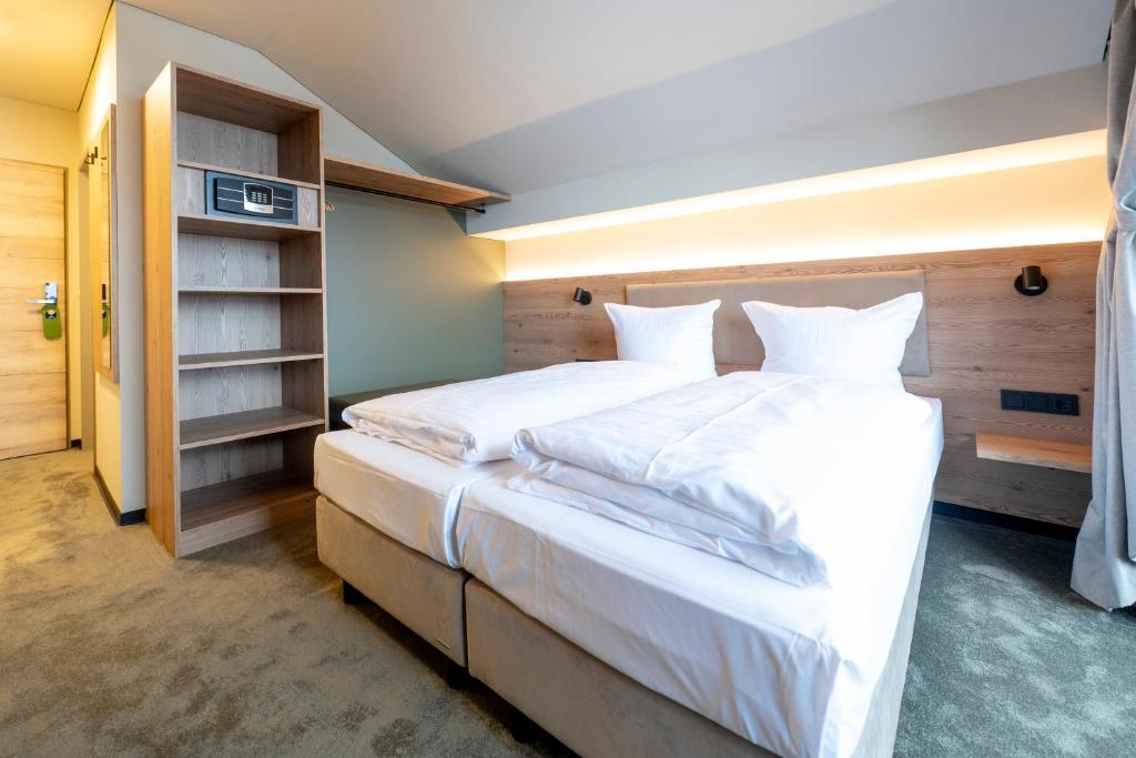 Postel nebo postele na pokoji v ubytování Hotel Berghof