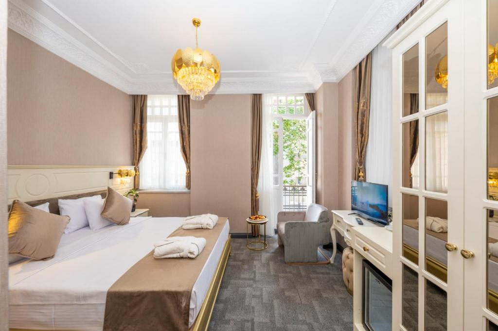 een slaapkamer met een groot bed en een televisie bij Moonlight Elegance Boutique Hotels in Istanbul