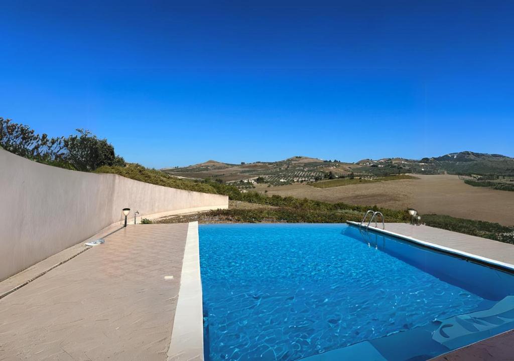 una piscina en medio de una casa en Villa Colli Ericini, en Baglio Rizzo